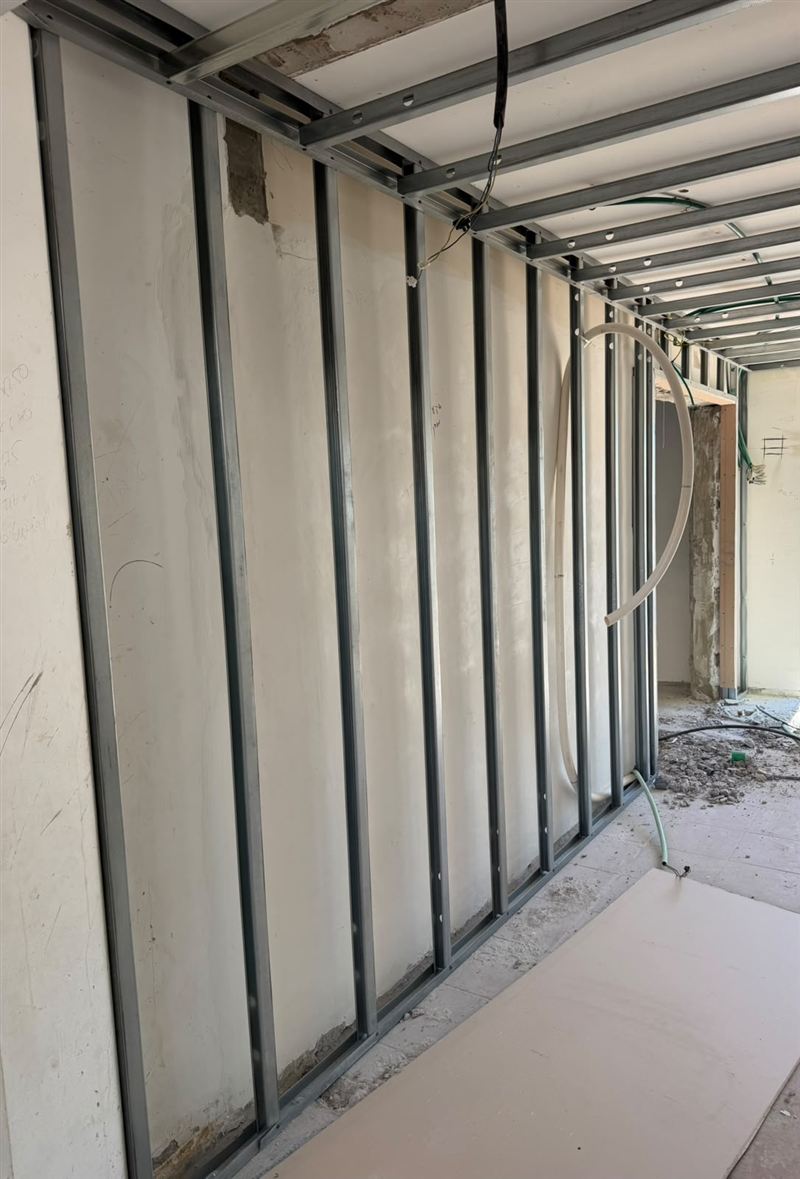 קונסטרוקציית פרופילי מתכת לקירות גבס בתוך מבנה קיים