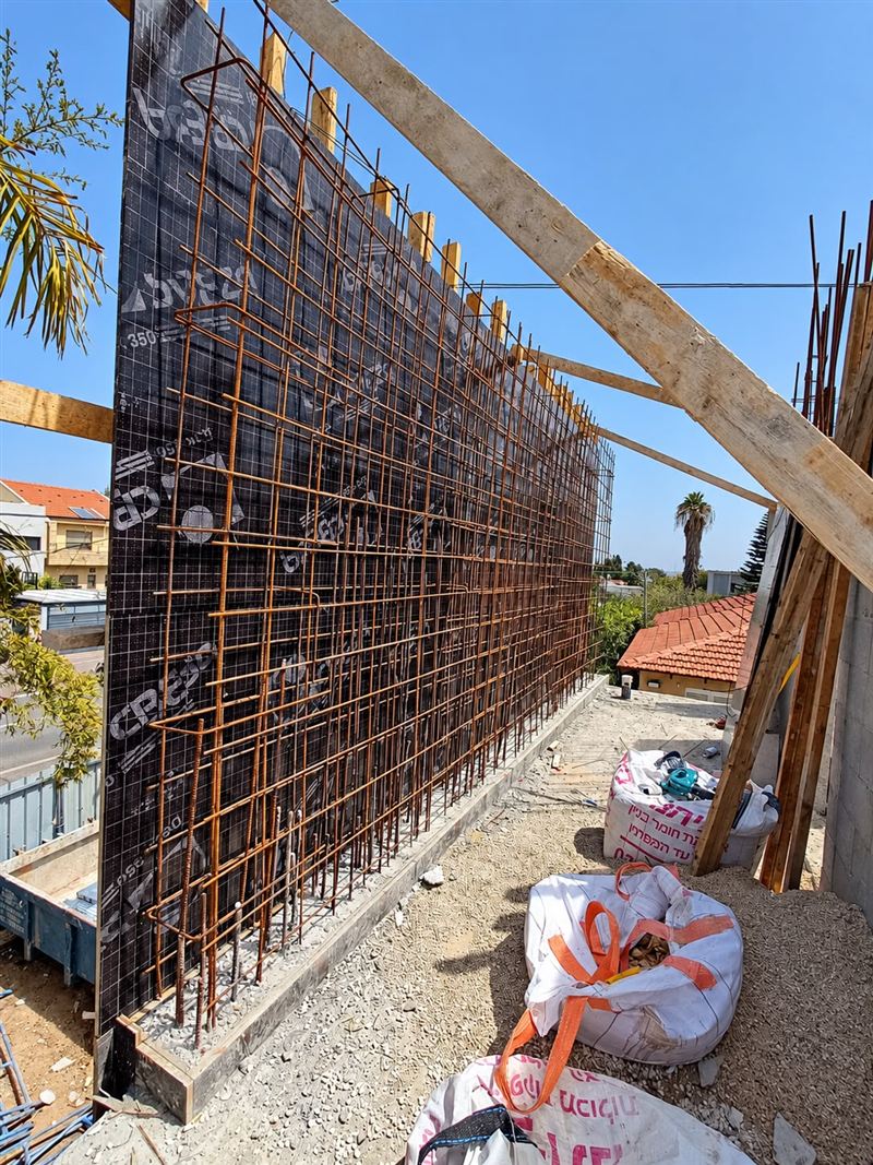 ברזל זיון ותבנית לקיר בטון לפני יציקה