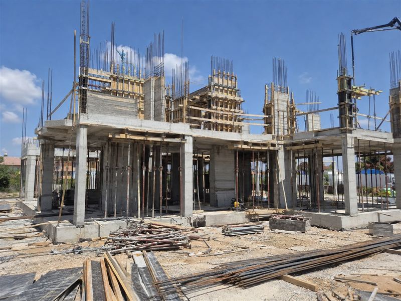 שלד של בית פרטי בבנייה, עם עמודי בטון וברזל זיון